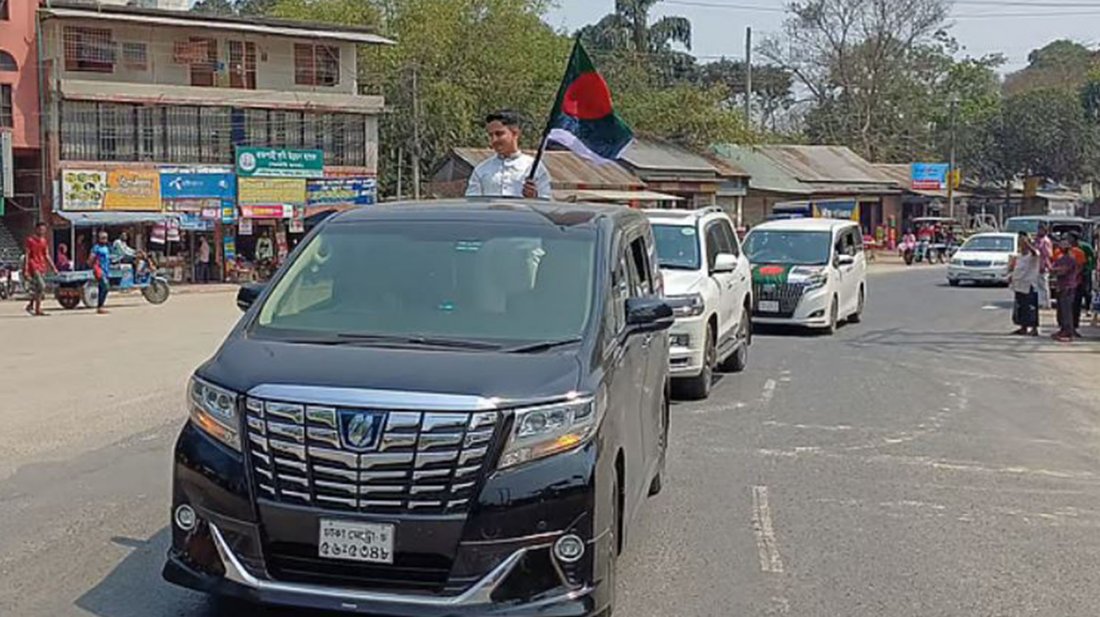 উড়োজাহাজ থেকে নেমে শতাধিক গাড়ি বহর নিয়ে সারজিসের শোডাউন